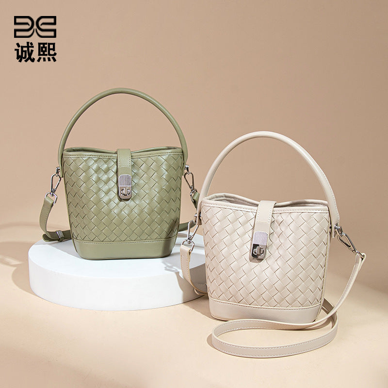 韩版简约潮流纯色手拎水桶包休闲百搭单肩斜跨包时尚ins编织女包