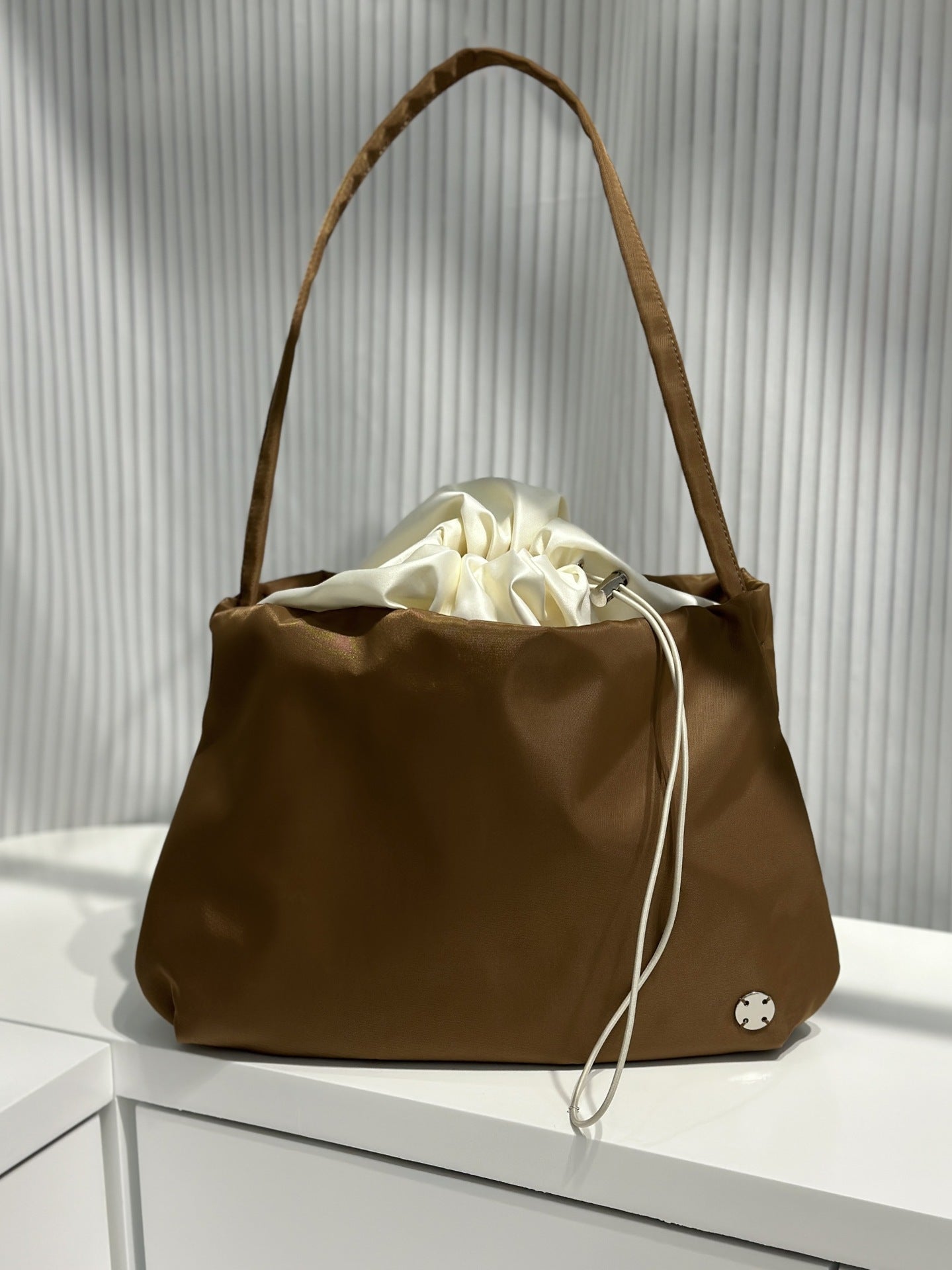 THE 2023高端品质ROW XL Bourse 尼龙云朵褶皱手袋手拿包单肩包