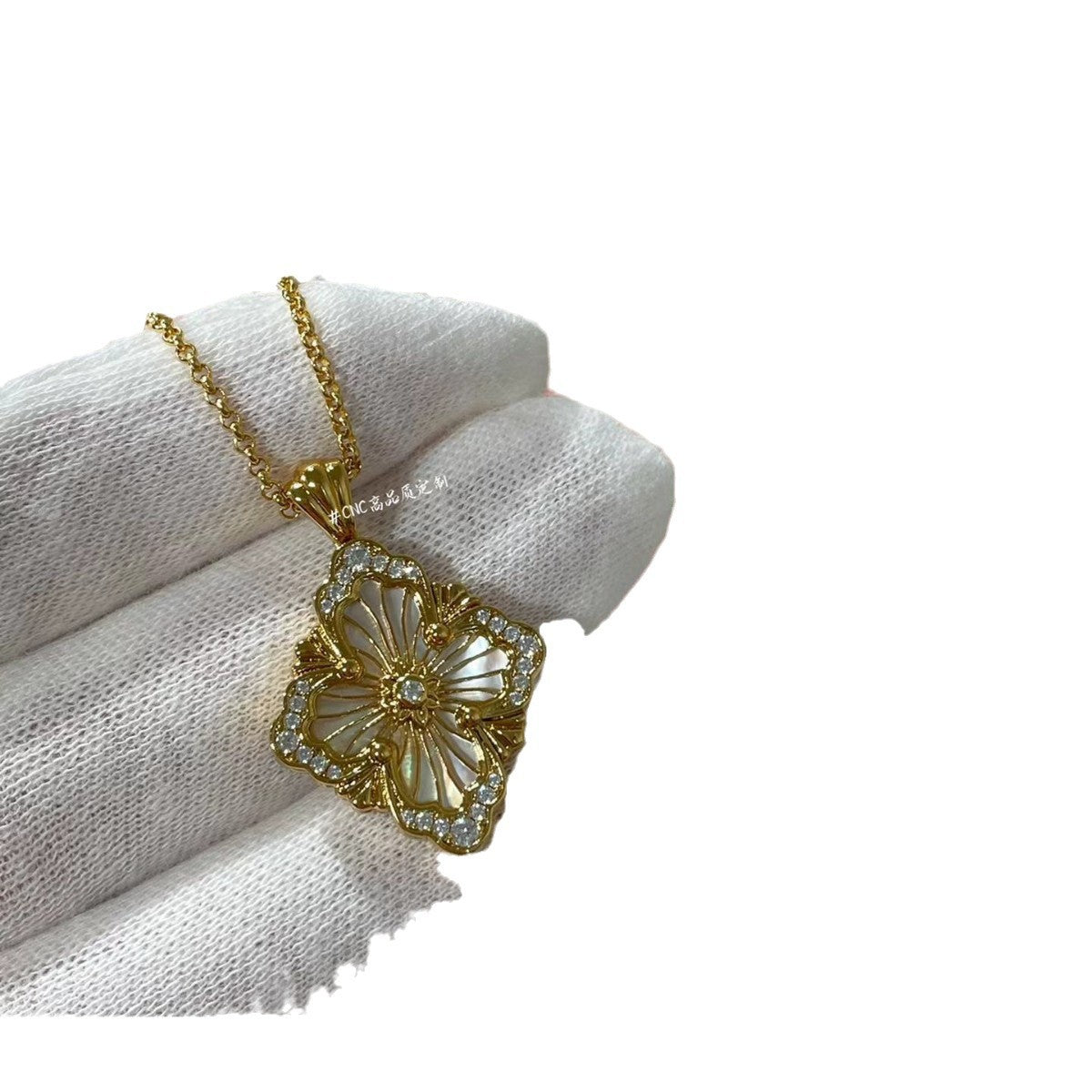 V金歌剧院四叶草项链高品质CNC天河蓝白贝母镶钻opera布契锁骨链