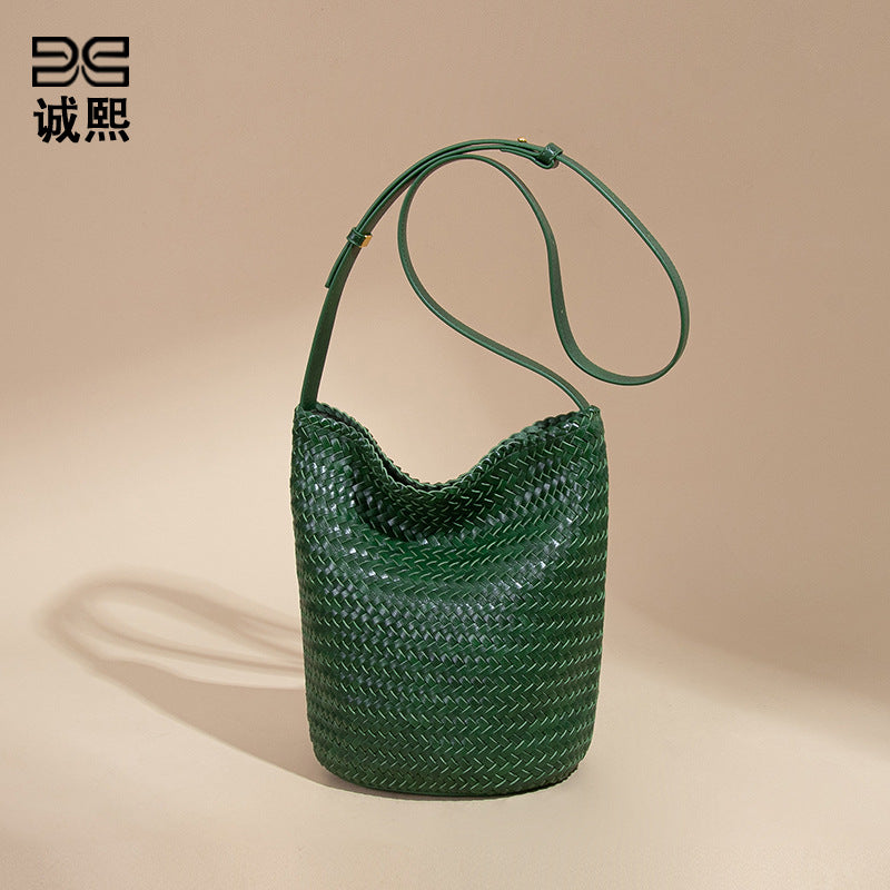 亚马逊爆品2025新款手工编织包时尚百搭水桶包日常通勤斜挎包女包