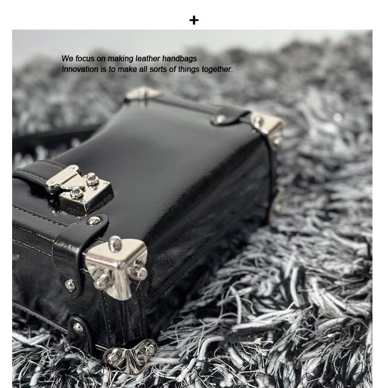 2024真皮手拎盒子包手抓纹褶皱油蜡头层牛皮铆钉机车包斜挎潮酷包