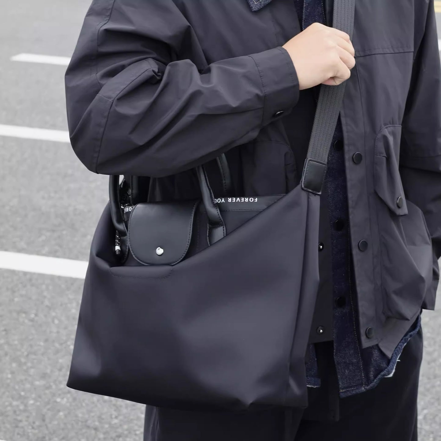 高级感斜挎饺子包黑色男女同款手提托特包百搭通勤休闲包无痕代发