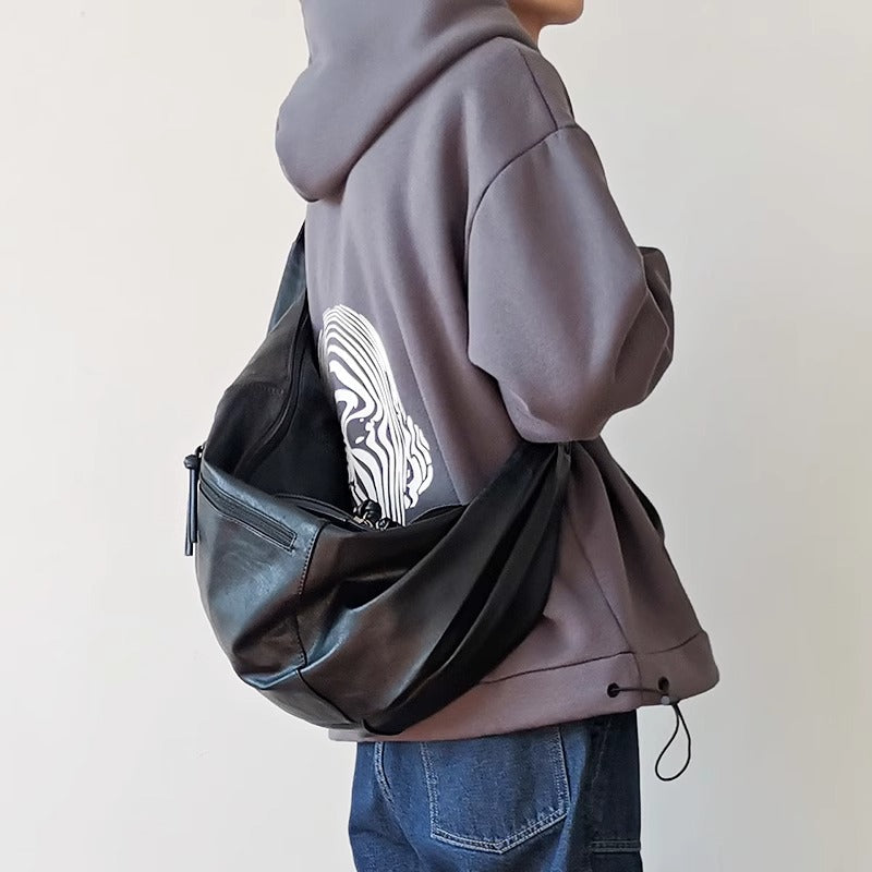 男士潮流单肩包个性休闲斜挎包大容量饺子包韩版时尚背包PU皮包酷