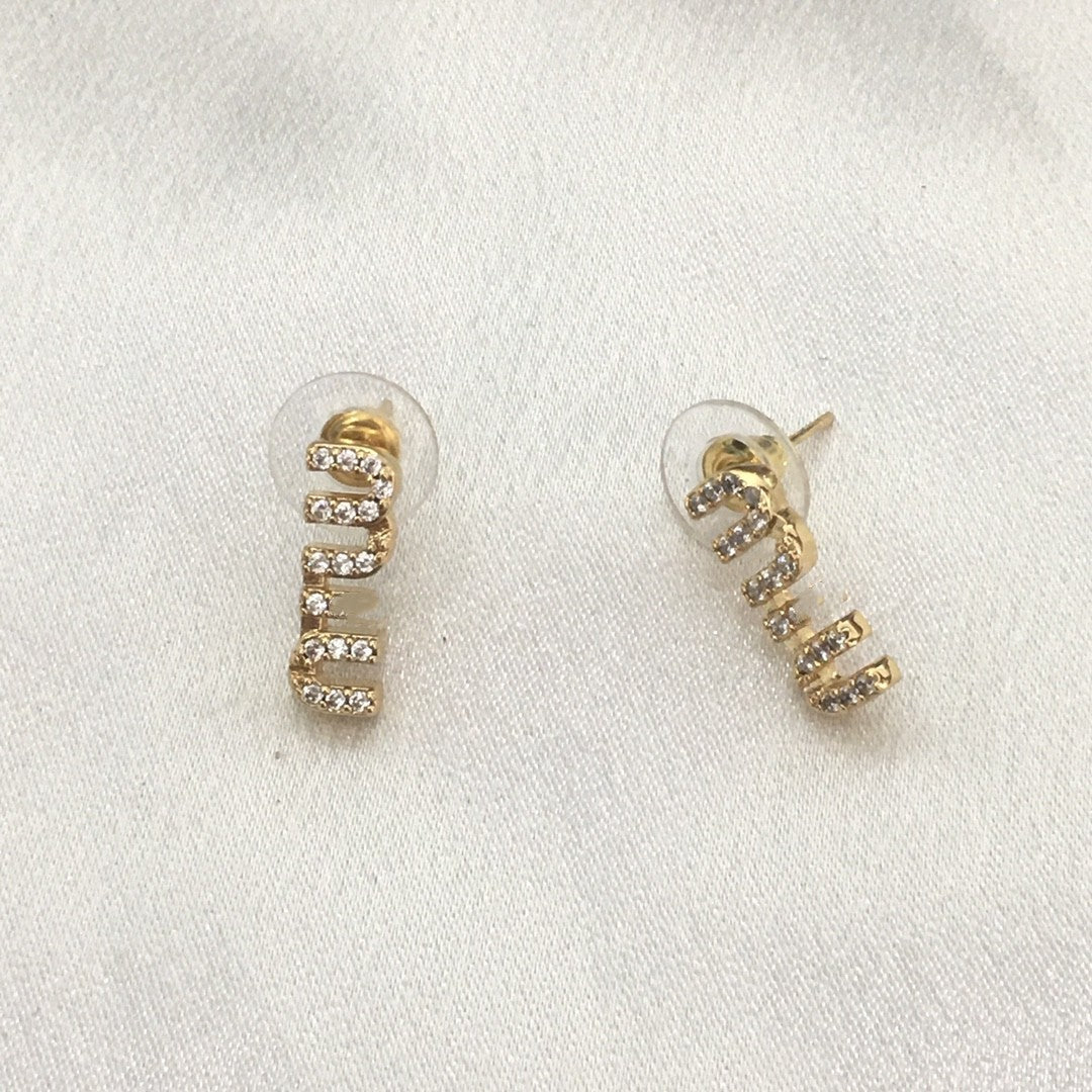 缪家新款字母耳钉女高级感个性气质黄铜镀金镶钻MIU耳环