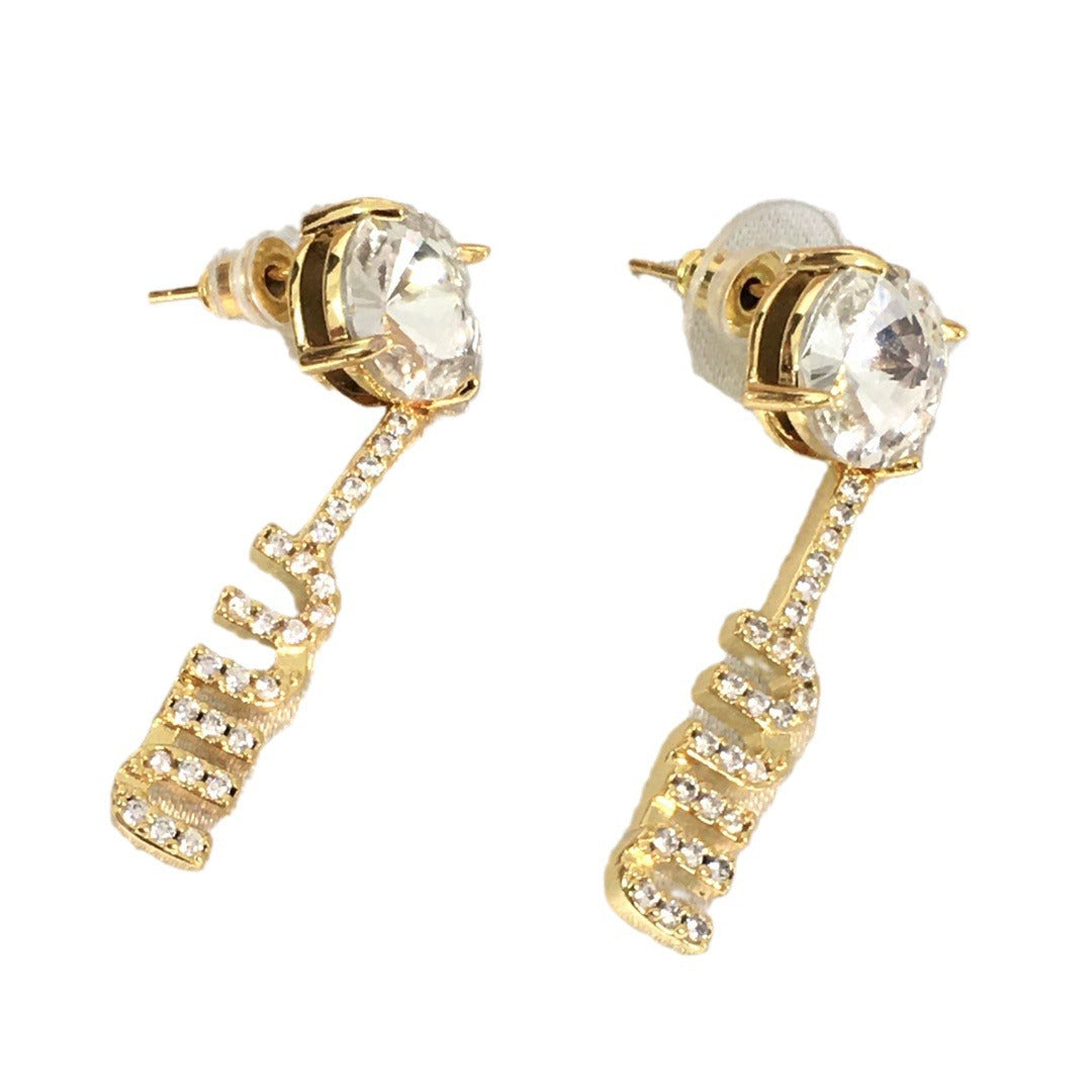 缪加新款MIU字母满钻耳钉女高级感个性气质黄铜K9卫星水钻耳环