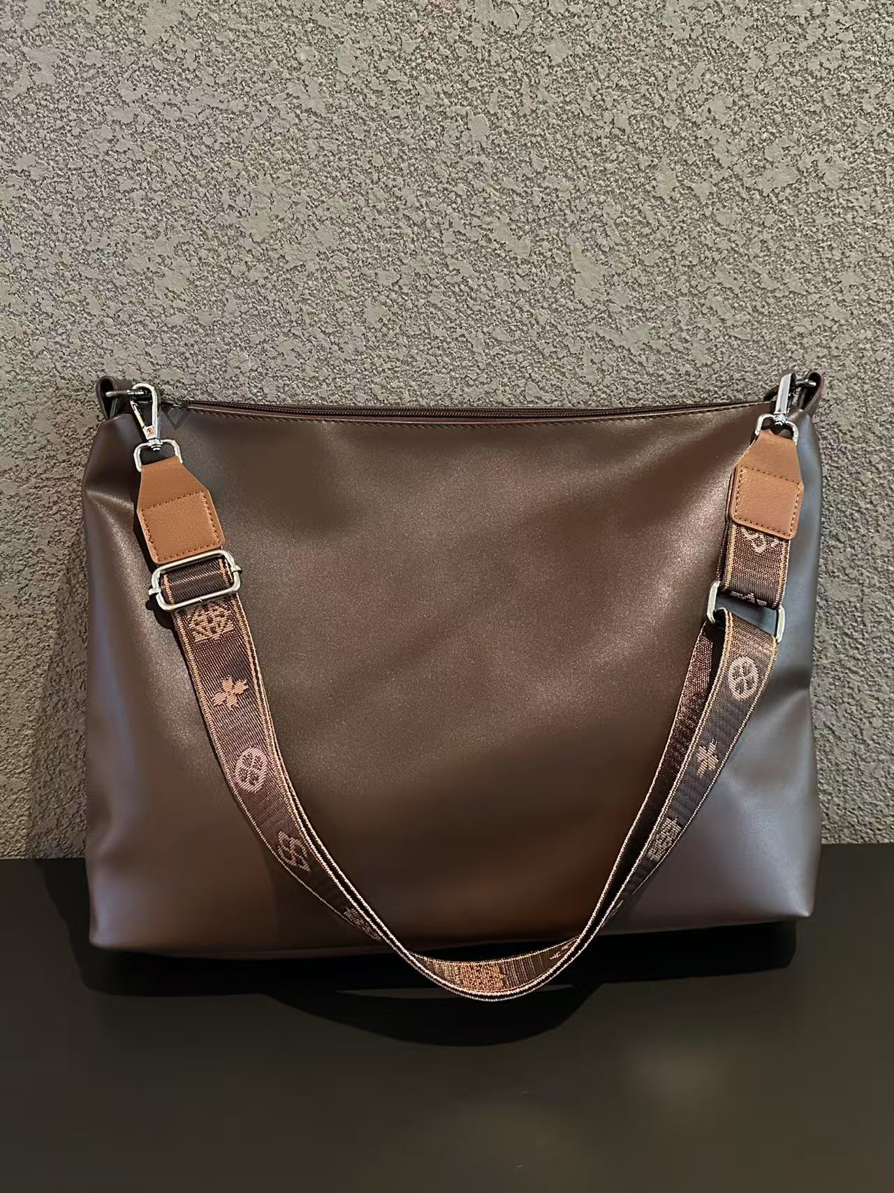 大容量托特包百搭黑色单肩斜挎包健身ins小众轻奢街头通勤电脑包