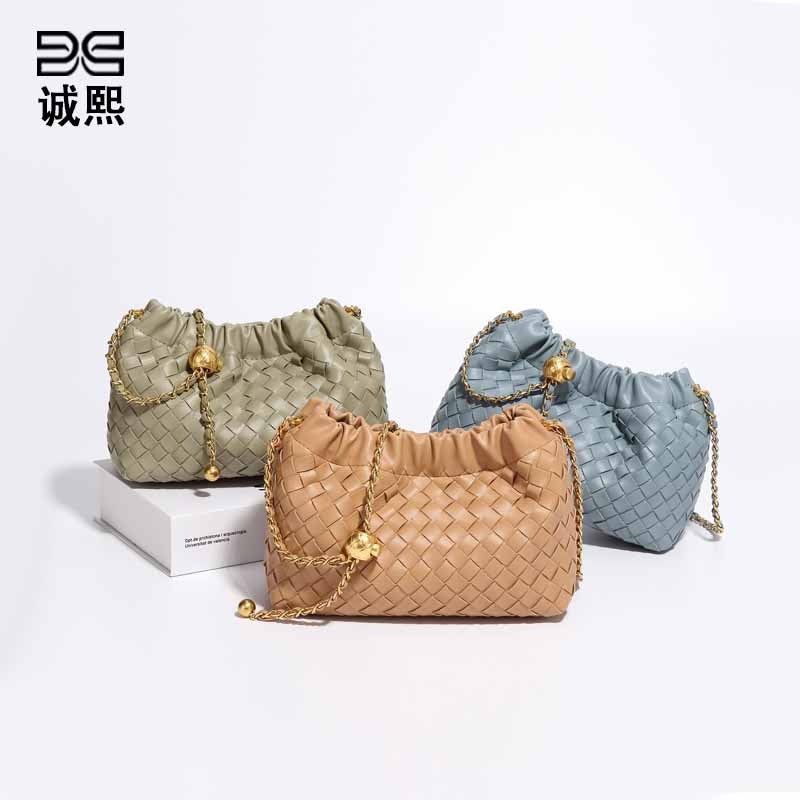 新款包包女皱褶云朵包时尚小金球手工编织包小香风秋季单肩斜挎包