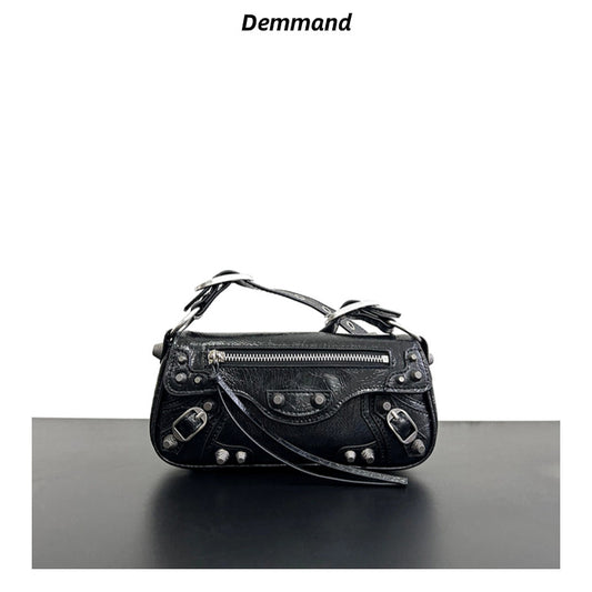 2023新款网红同款时尚暗黑机车铆钉设计方形包单肩斜挎包包中性包