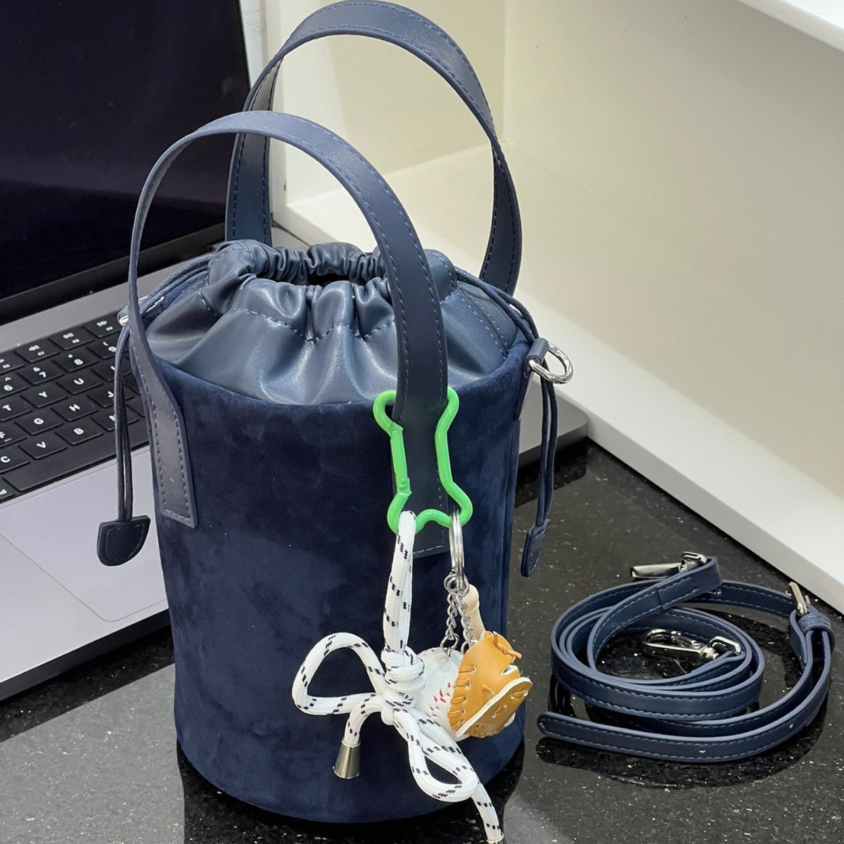 头层磨砂麂皮水桶包女2024秋冬新款高级质感真皮手机包百搭斜挎包