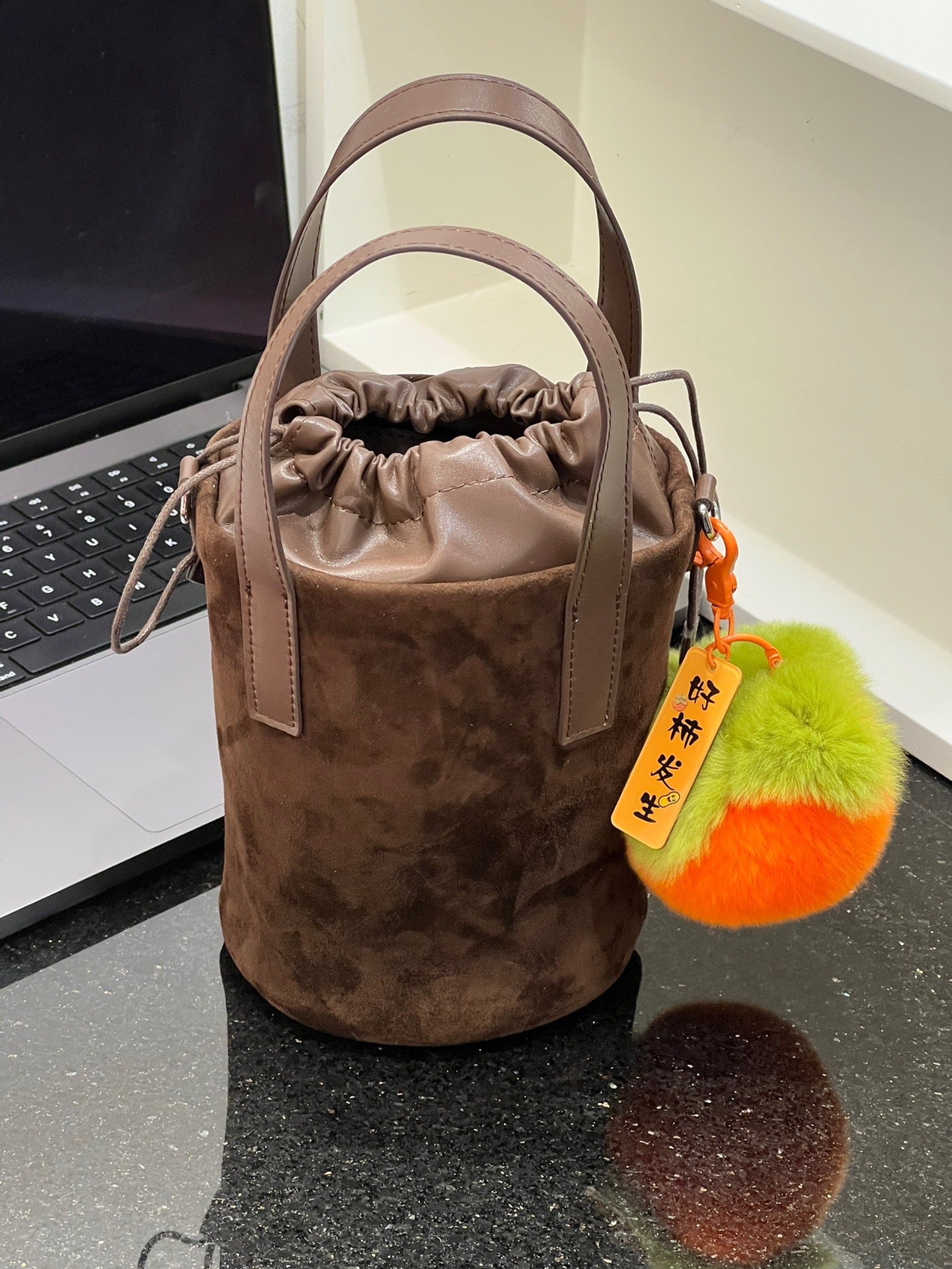 头层磨砂麂皮水桶包女2024秋冬新款高级质感真皮手机包百搭斜挎包