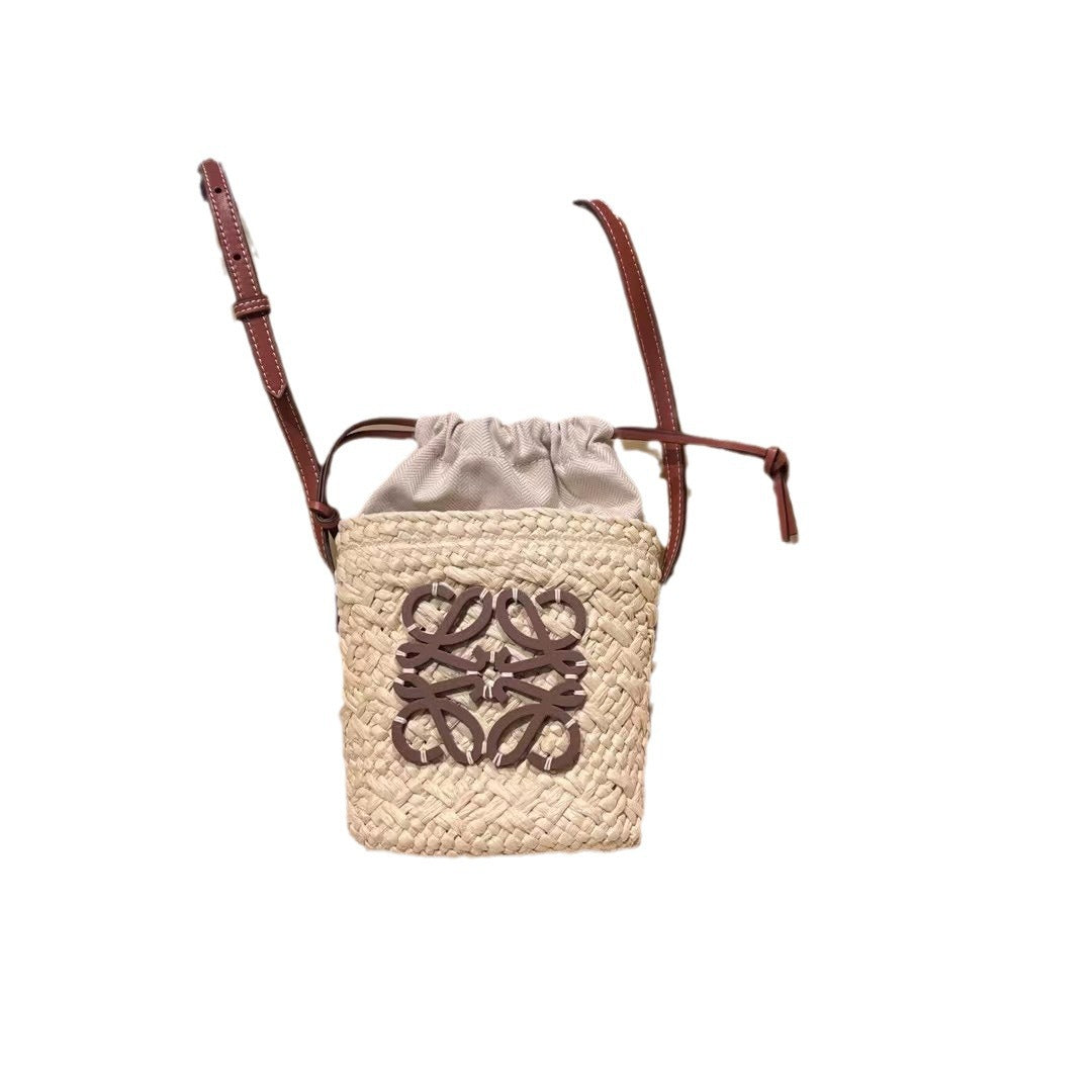 小众设计度假风草编包2023新款圆筒海边旅行斜挎编织包百搭水桶包
