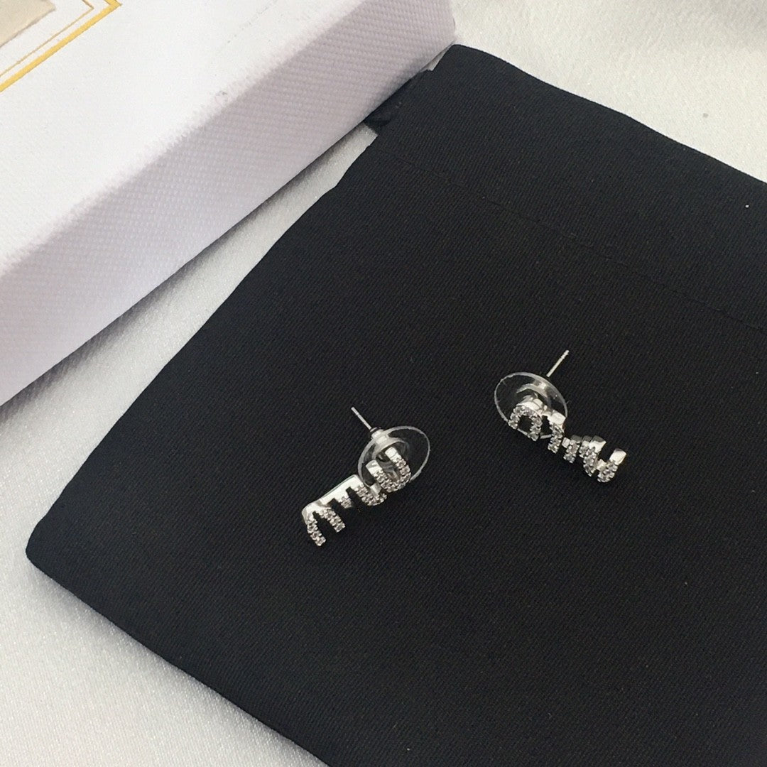 缪家新款字母耳钉女高级感个性气质黄铜镀金镶钻MIU耳环