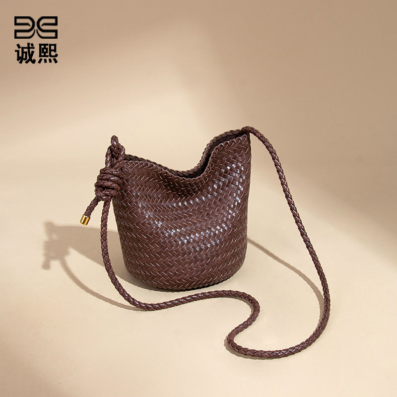 2025新款复古潮流单肩腋下包大容量斜跨水桶包质感手工编织包包女