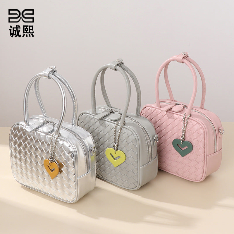 甜妹时尚斜挎女包爱心挂件手拎包化妆包轻便大容量编织单肩枕头包