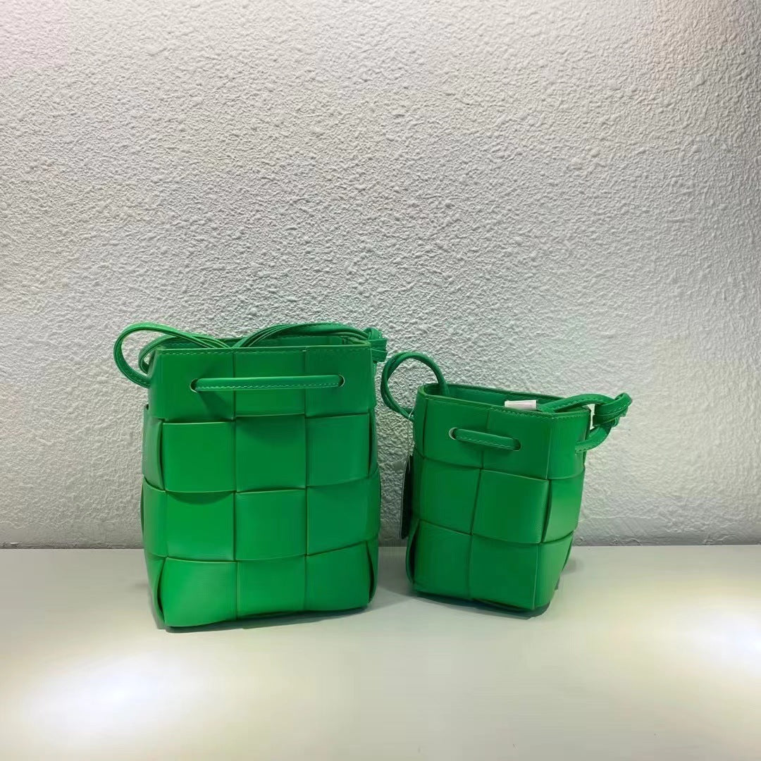 2023手拎休闲单肩包纯色手提包女包抽绳编织菜篮子水桶包轻奢风