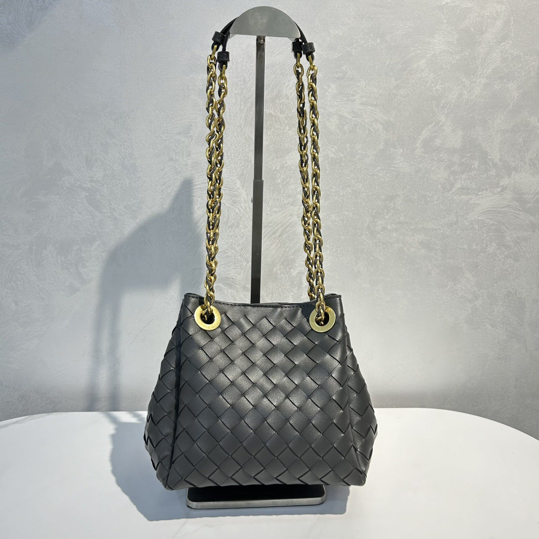 2025新款女士链条降落伞包纯手工真皮编织包百搭通勤单肩斜挎包潮