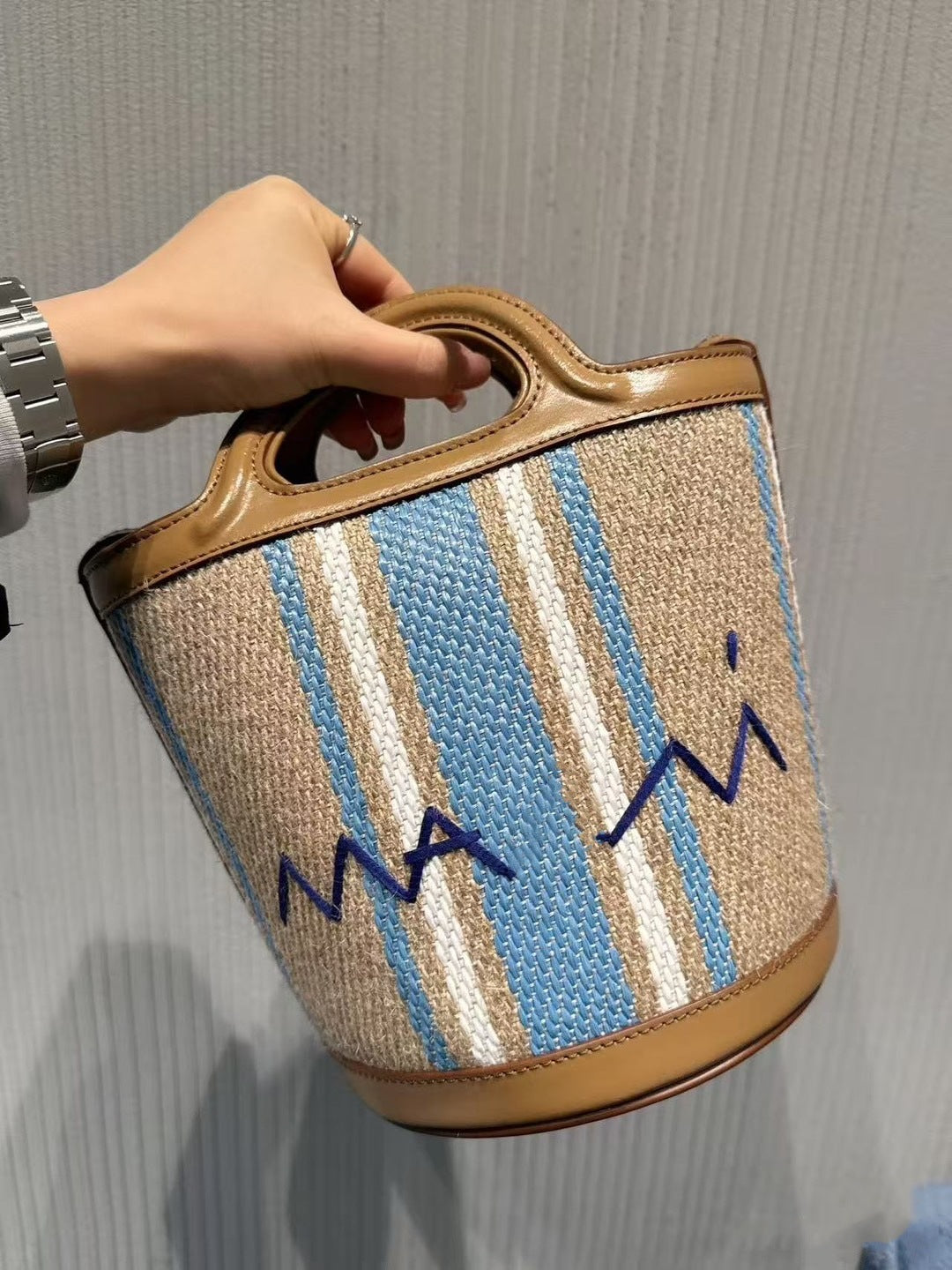 玛尼对版编织包2025春夏草编拼牛皮休闲百搭单肩斜挎迷你菜篮子包