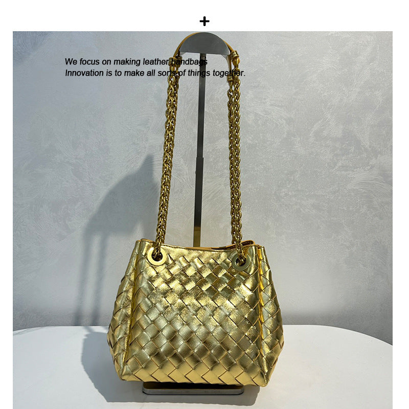 2025新款女士链条降落伞包纯手工真皮编织包百搭通勤单肩斜挎包潮