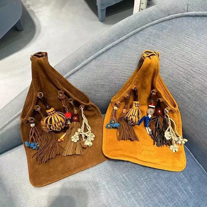 繆家2025新款麂皮流苏腋下包翻毛真皮复古手提包女玩偶挂件手拎包