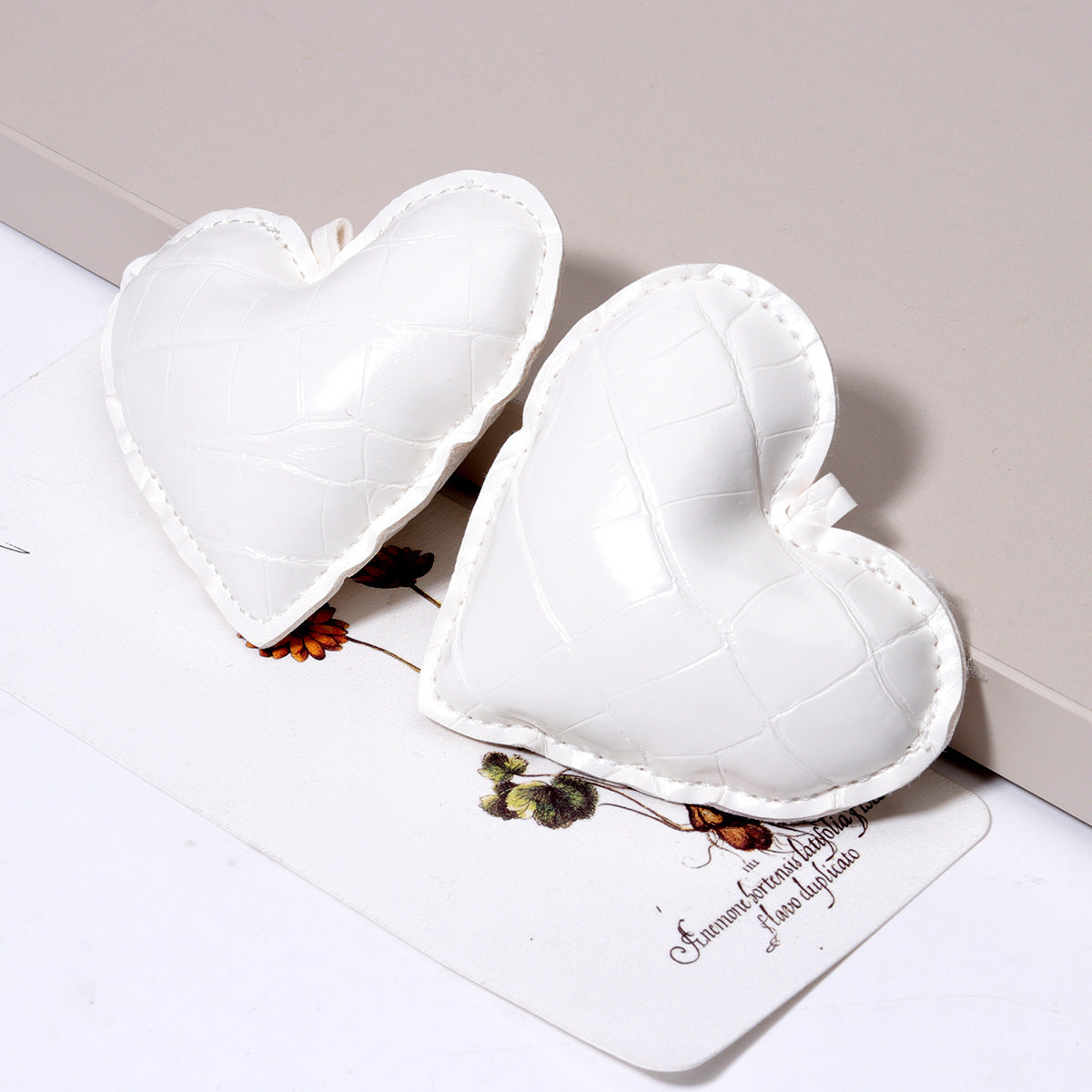 工厂批发定制时尚热销牛角包扣仿真皮挂饰挂件钥匙扣装饰品包包挂