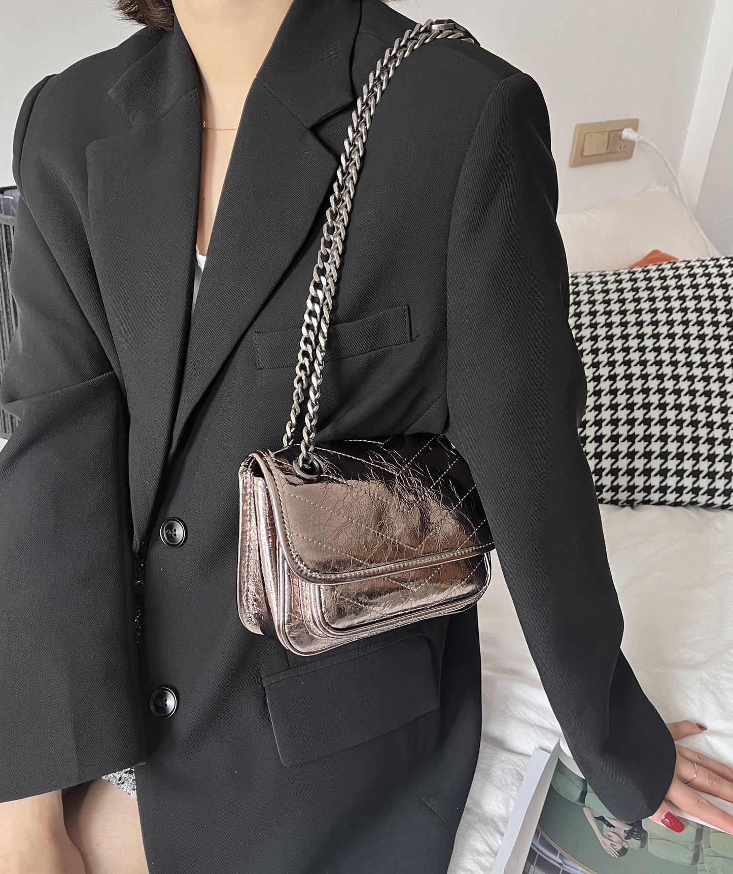 真皮腋下包女2023新款油蜡皮邮差包流浪包复古链条包斜挎一件代发