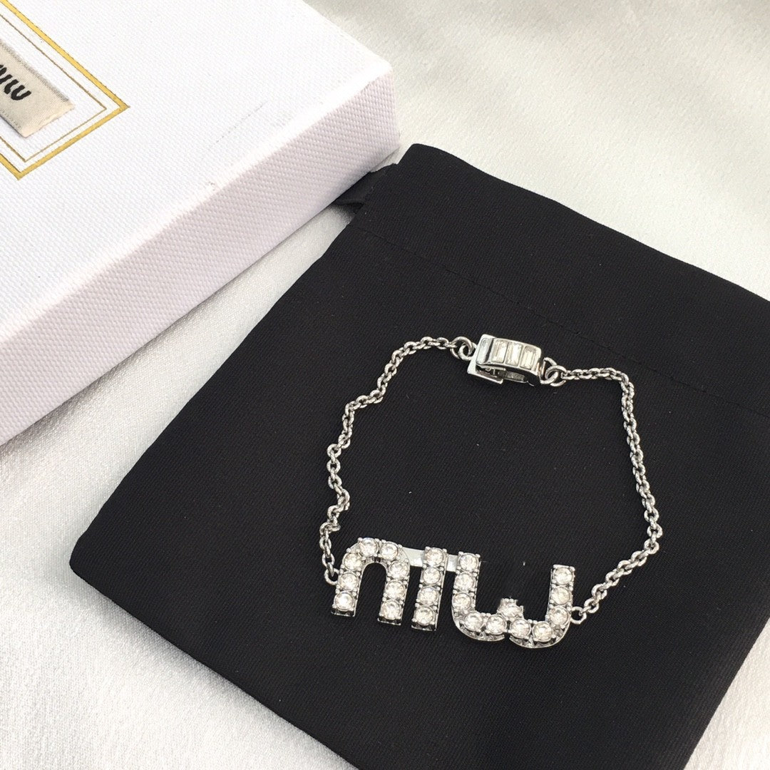 缪家新款MIU字母满钻手链女高级感气质甜美风