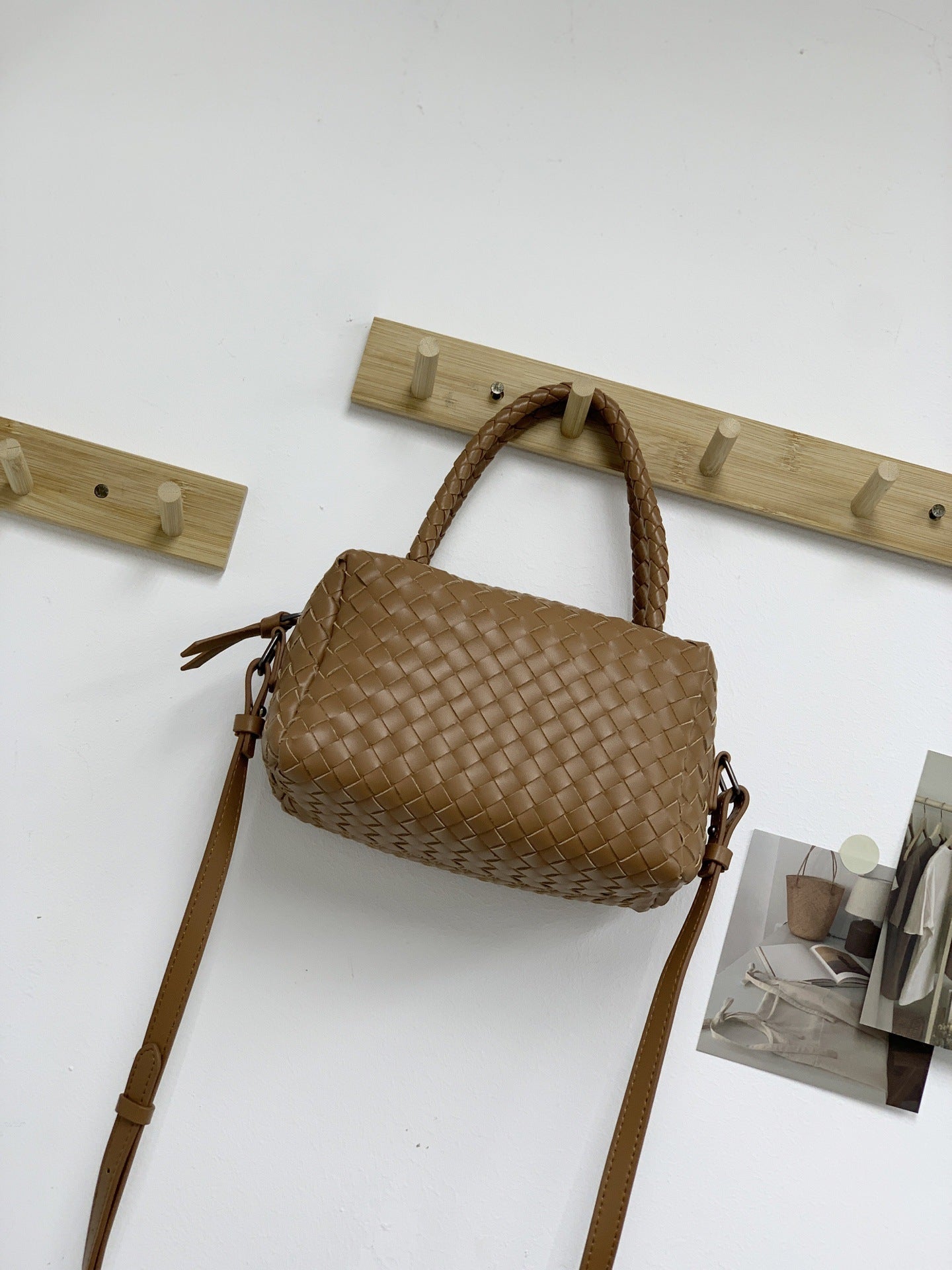 2024新款编织包包女小众高级酒红色手拎单肩斜挎小方包相机枕头包