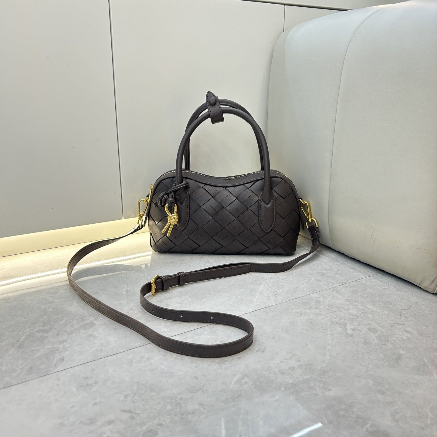 2025单肩保龄球真皮女包新款手工编织腋下包通勤大容量批发斜挎包