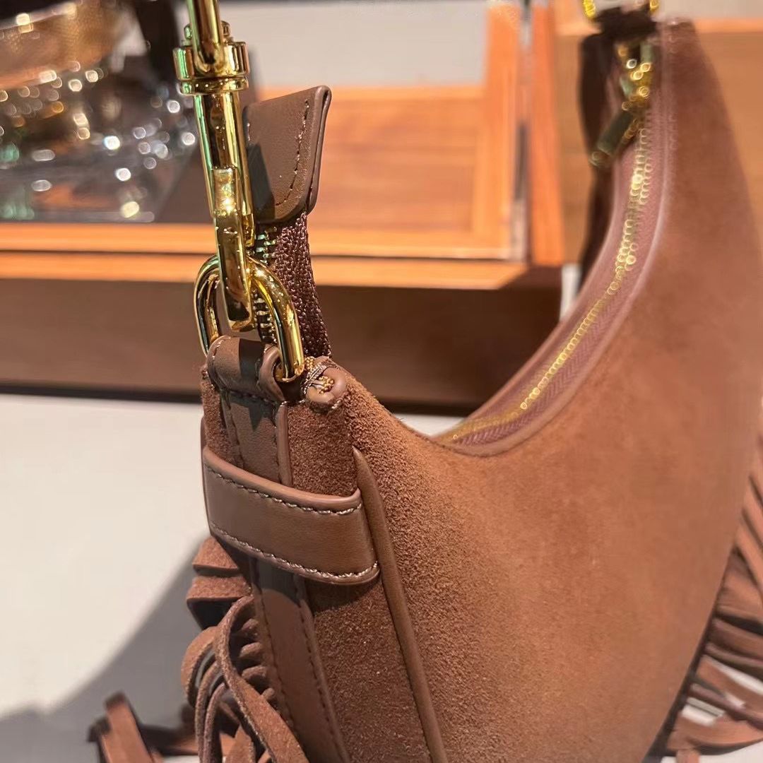 2023新款网红同款时尚百搭复古棕色流苏设计单肩斜挎包包女牛皮潮