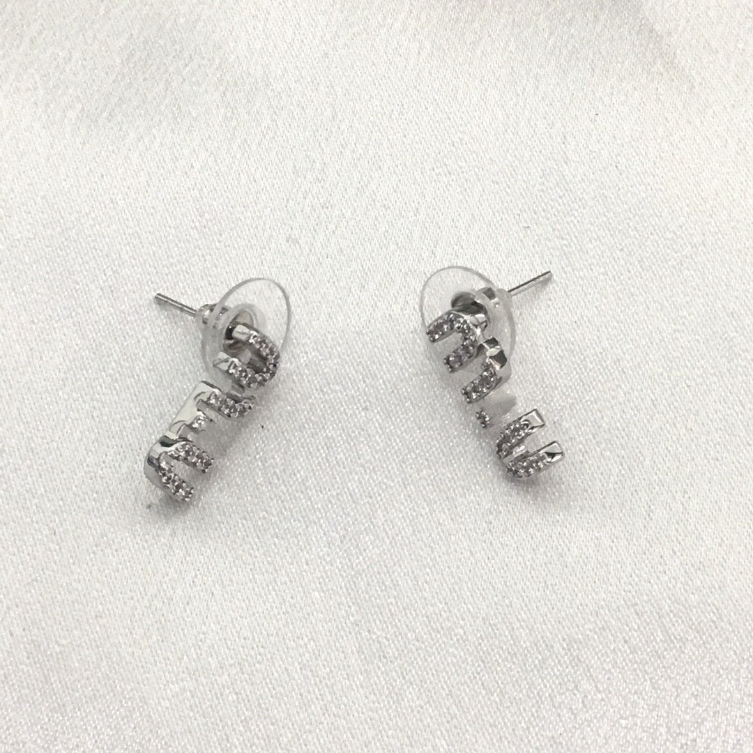 缪家新款字母耳钉女高级感个性气质黄铜镀金镶钻MIU耳环