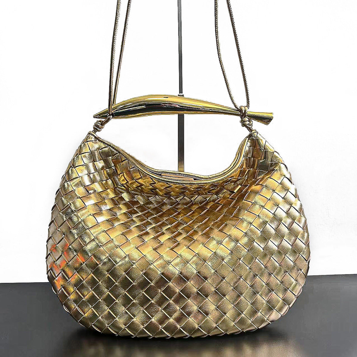 预售新款沙丁鱼编织包真皮时尚休闲高级感鲨鱼金属柄半月手提女包