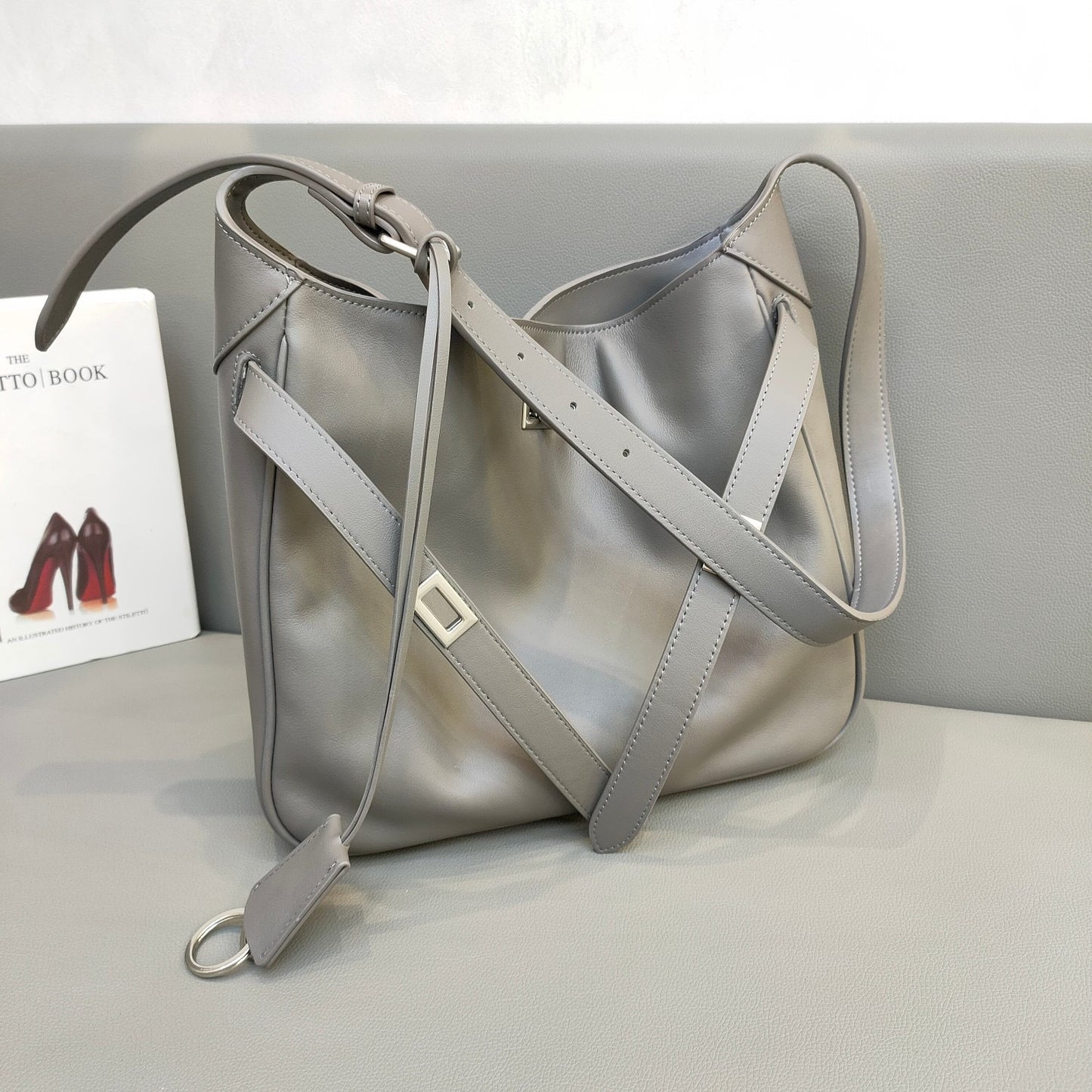 锁扣托特包水桶包头层牛皮大容量通勤单肩腋下斜挎高级感真皮女包