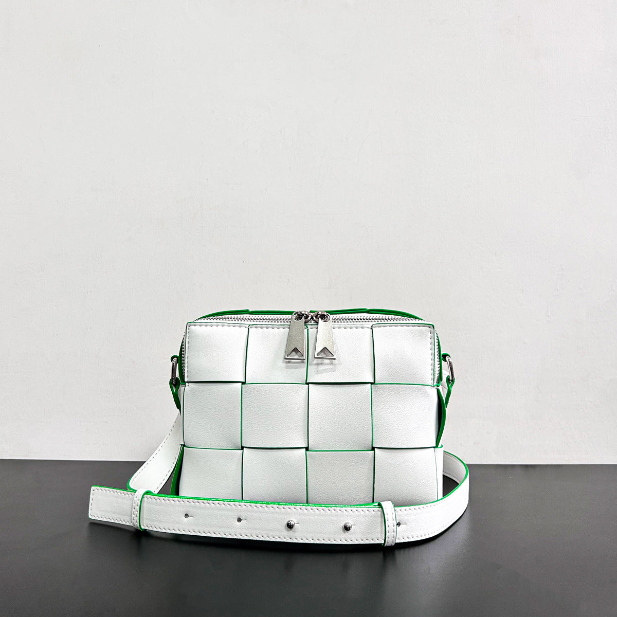 2023秋季新款极简经典大块编织双拉链开合时髦百搭单肩斜挎相机包