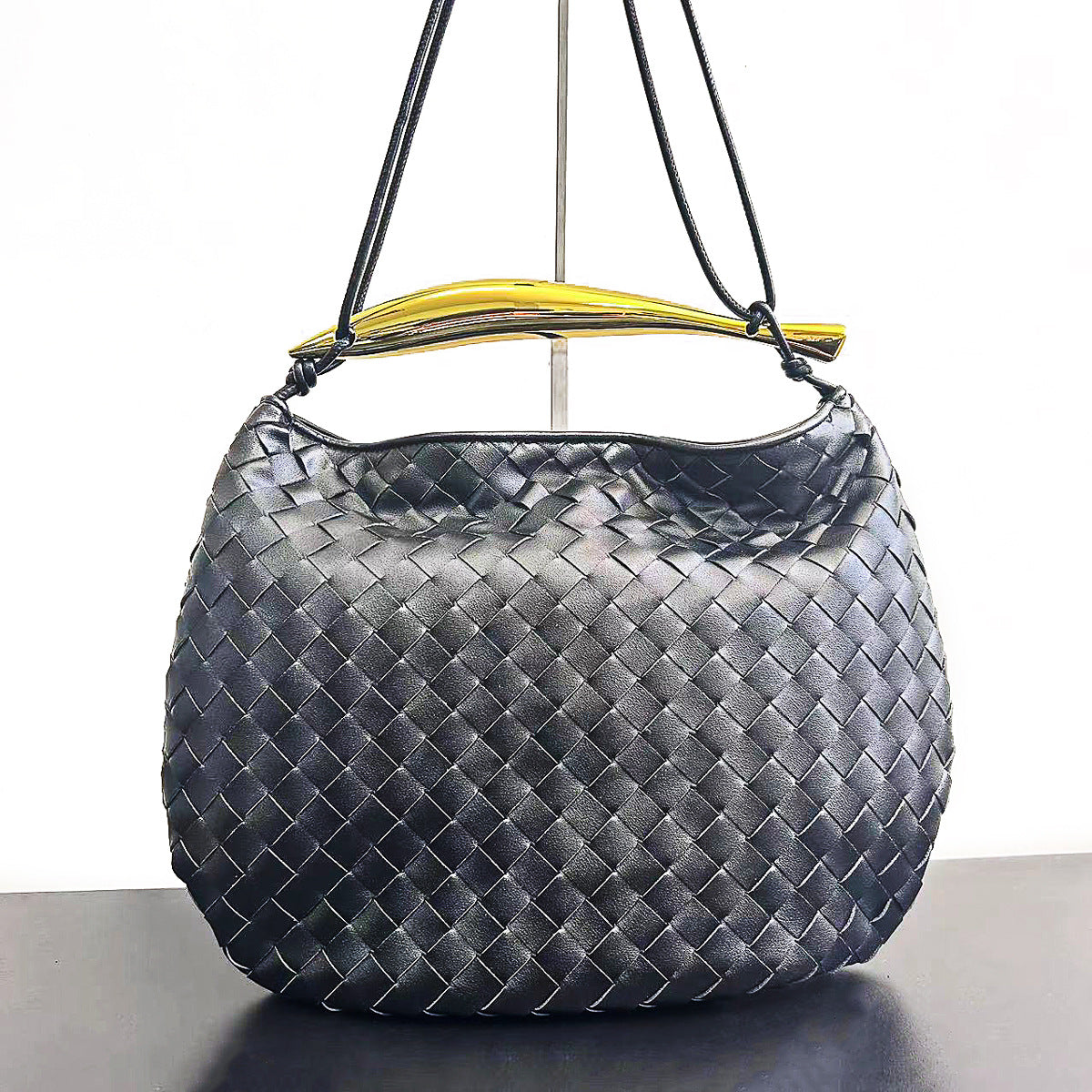 预售新款沙丁鱼编织包真皮时尚休闲高级感鲨鱼金属柄半月手提女包