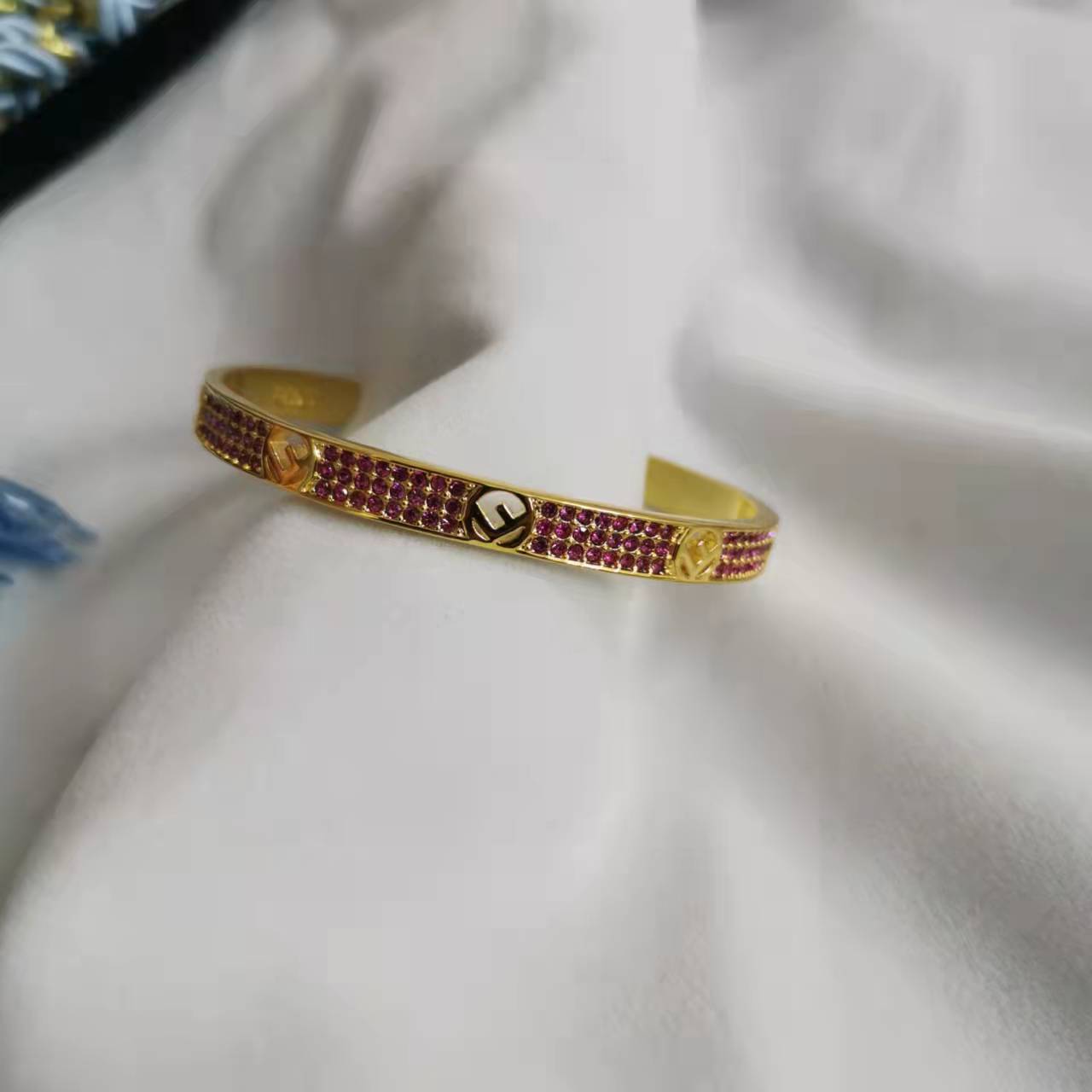 芬家21新款F字母满钻手镯女高级感气质镀金轻奢风几何形开口手环