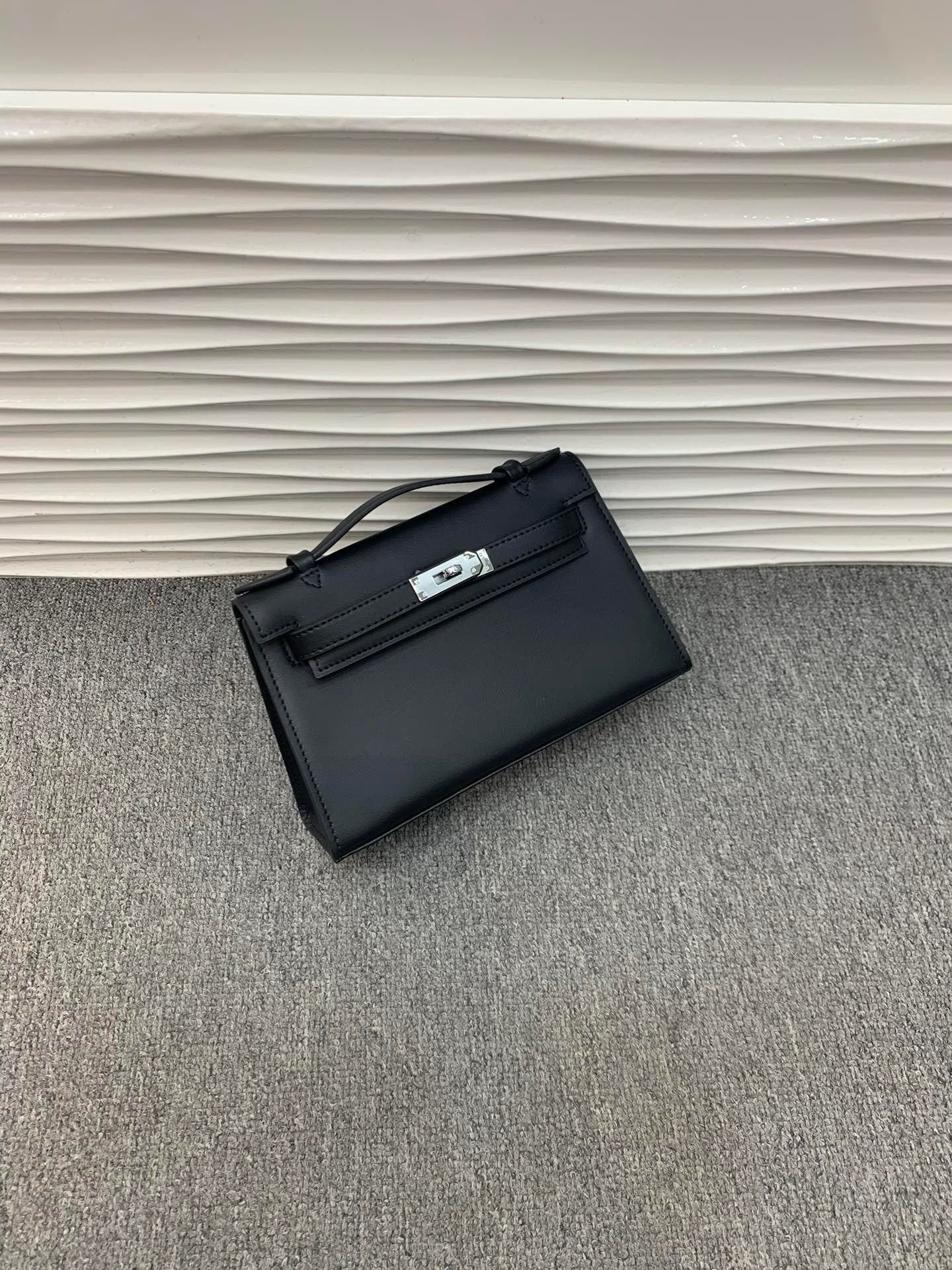 腋下凯莉包手掌纹真皮女包2024新款欧美时尚高级感单肩斜挎法棍包