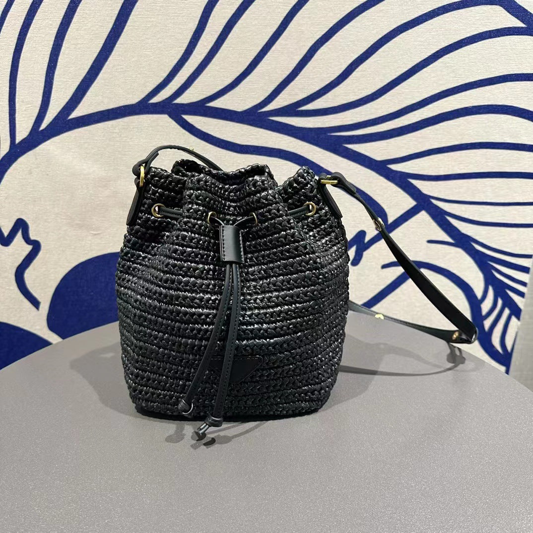 水桶包拉菲草配真皮单肩包时尚洋气夏季包包抽带斜挎包麻配皮潮流