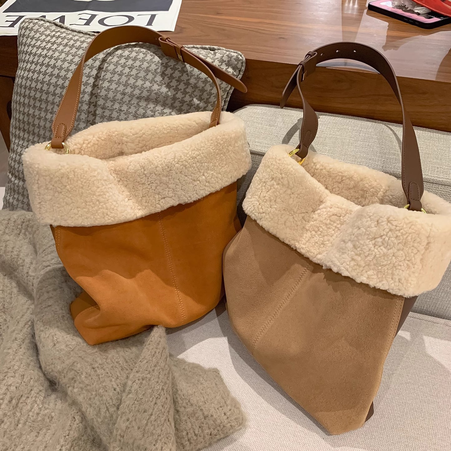 真羊羔毛水桶包包2023新款轻奢女包斜挎单肩腋下手提大容量真皮包