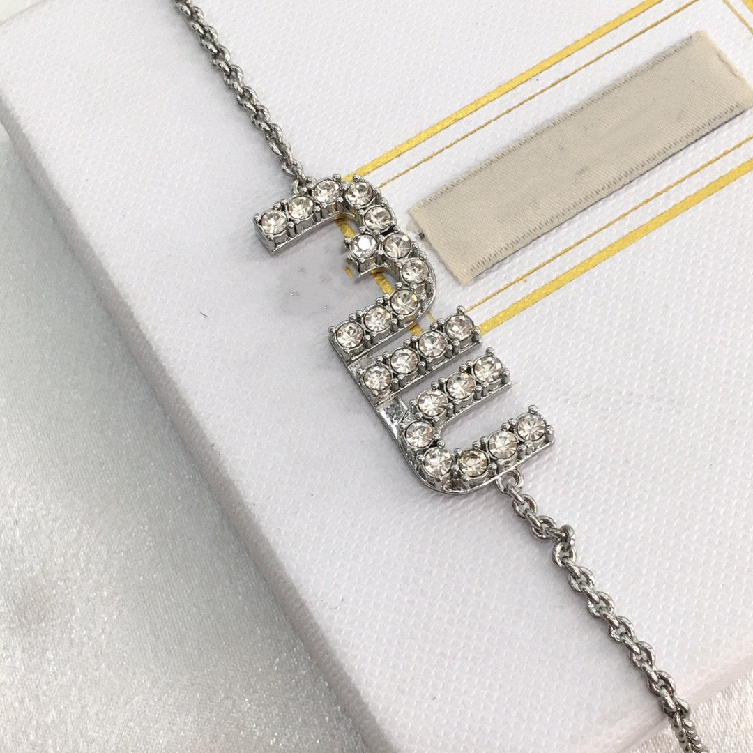 缪家新款MIU字母满钻手链女高级感气质甜美风