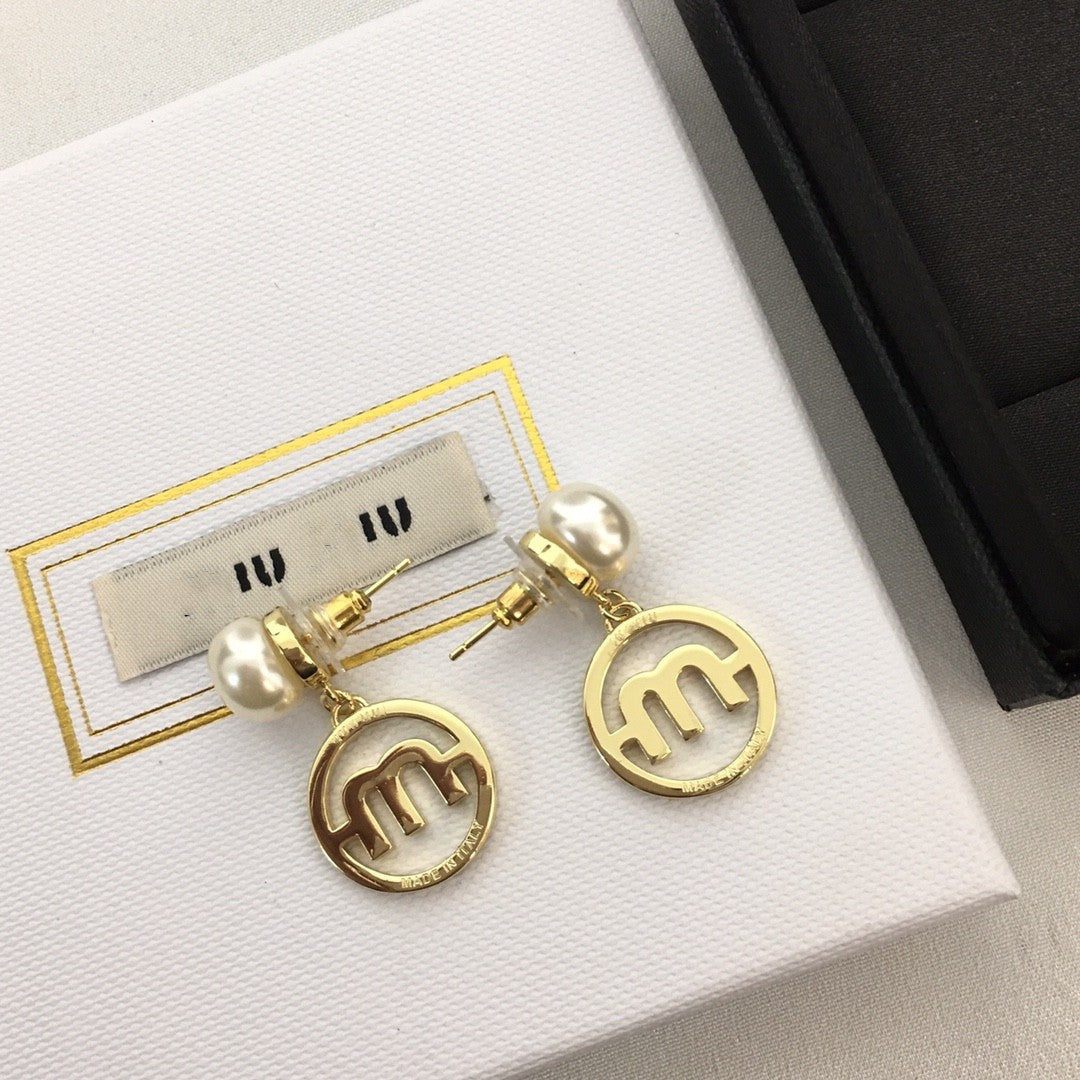 缪家早春系列M字母耳钉小香风miu家镶钻满钻时尚甜美珍珠M耳环女