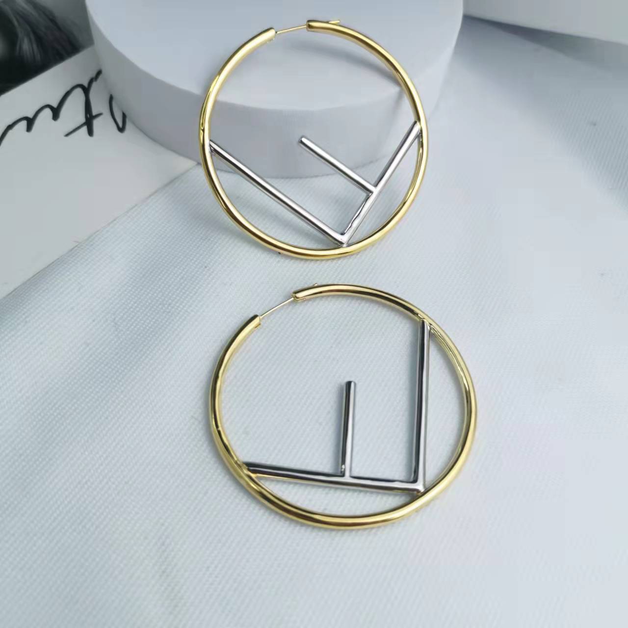 芬家22新款F字母大圆圈耳环女港风气质高级感ins欧美风拼色耳扣