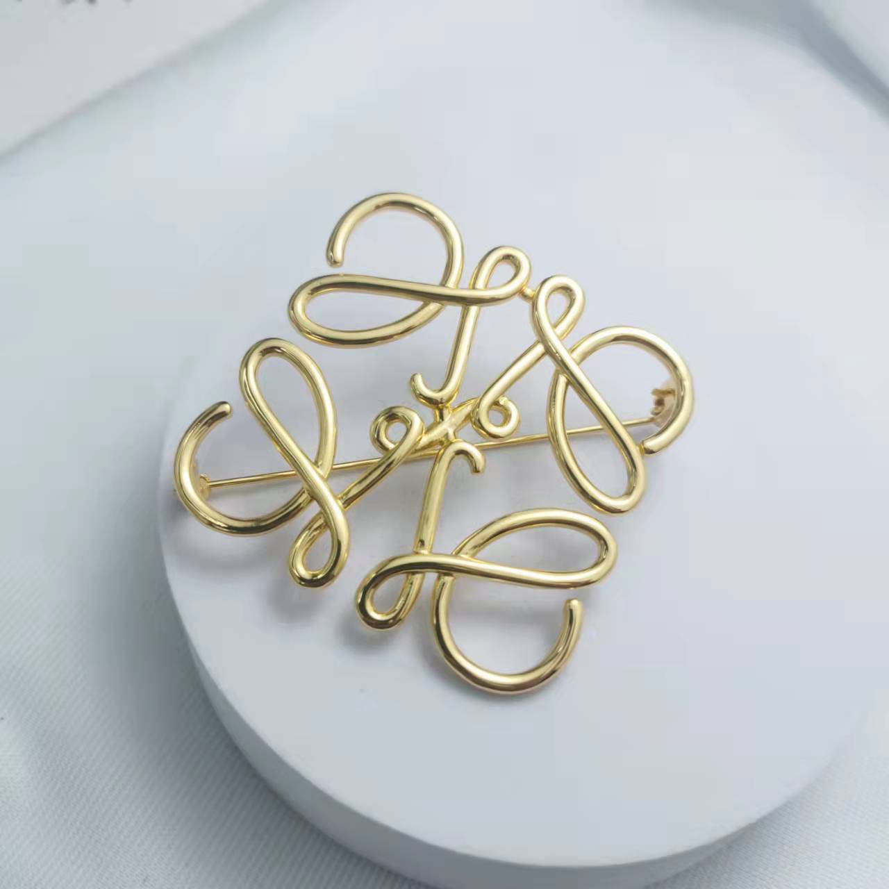 罗家21新款几何形镂空logo胸针女高级感气质欧美金色高档装饰别针