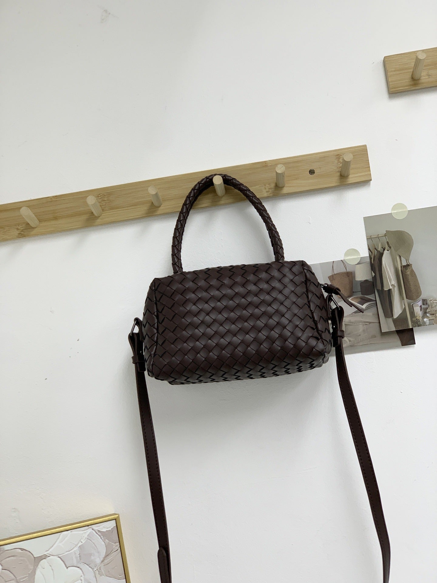 2024新款编织包包女小众高级酒红色手拎单肩斜挎小方包相机枕头包