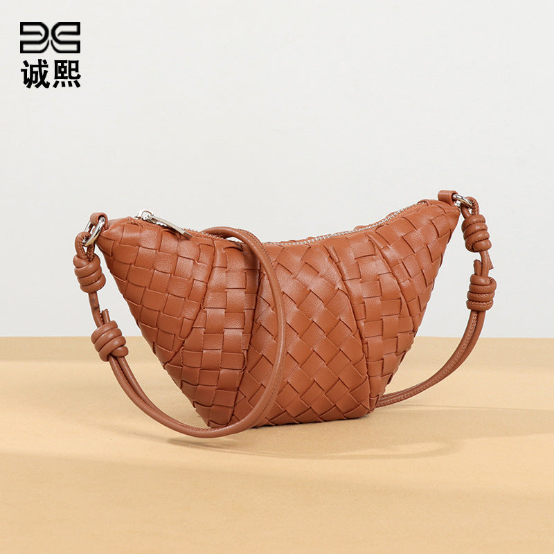 个性潮流新款手工编织牛角包时尚高级感单肩包复古质感软皮斜挎包