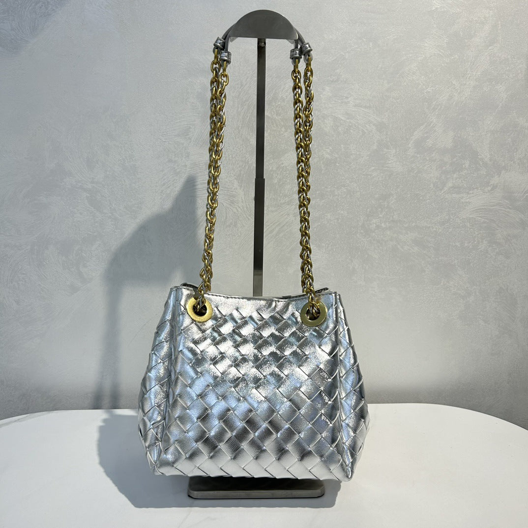 2025新款女士链条降落伞包纯手工真皮编织包百搭通勤单肩斜挎包潮