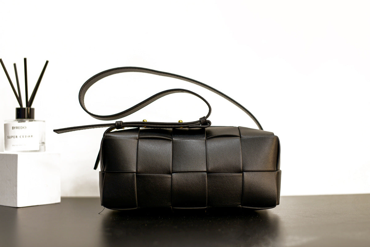 腰包真皮女包编织包包2022新款单肩斜挎胸包女简约时尚轻奢