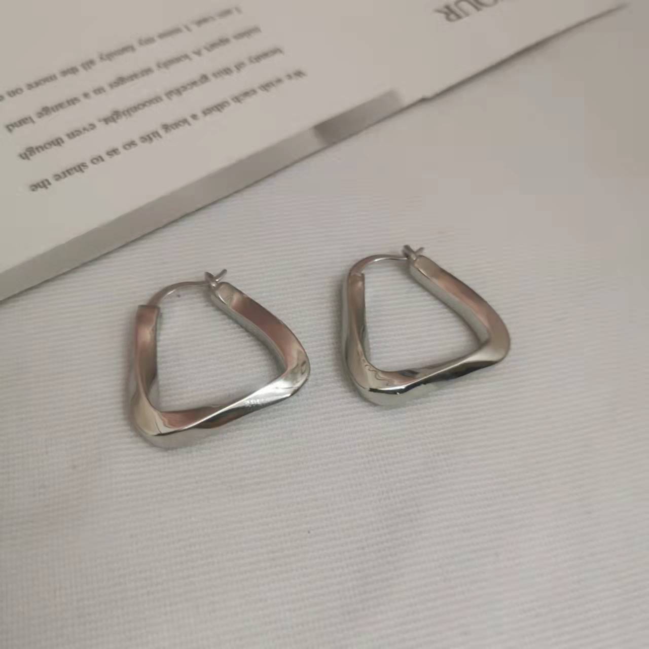 赛家新款耳环U形扭曲光面复古港风女时尚气质耳饰几何不规则耳圈