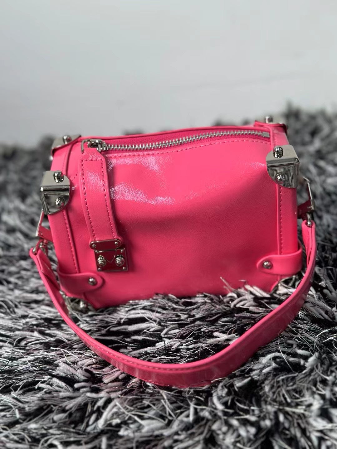 2024真皮手拎盒子包手抓纹褶皱油蜡头层牛皮铆钉机车包斜挎潮酷包