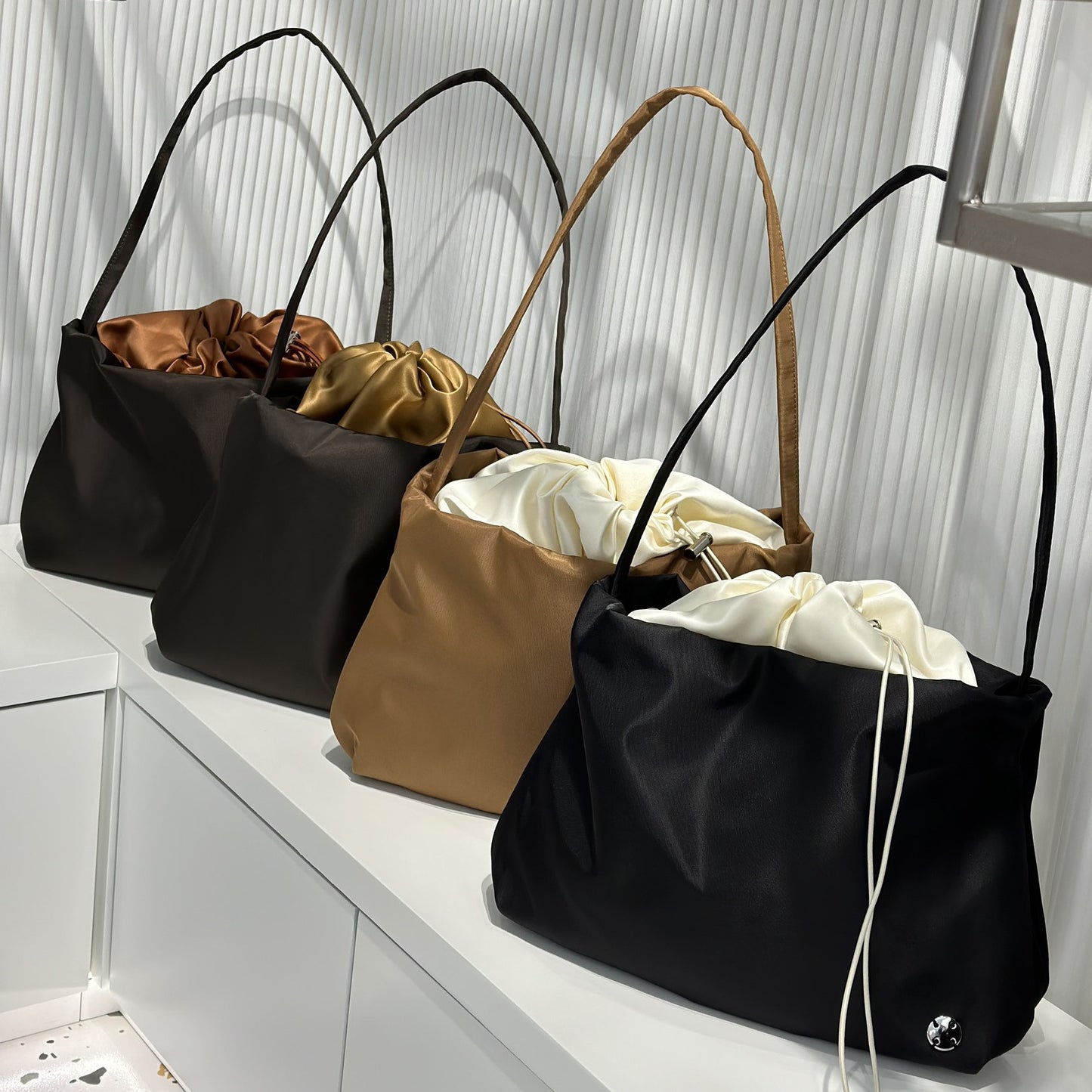 THE 2023高端品质ROW XL Bourse 尼龙云朵褶皱手袋手拿包单肩包