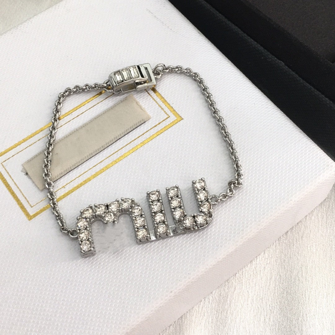 缪家新款MIU字母满钻手链女高级感气质甜美风